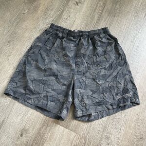Columbia PFG Men’s Size Small Black Gray Patterned Shorts Outdoor Fishing Swim